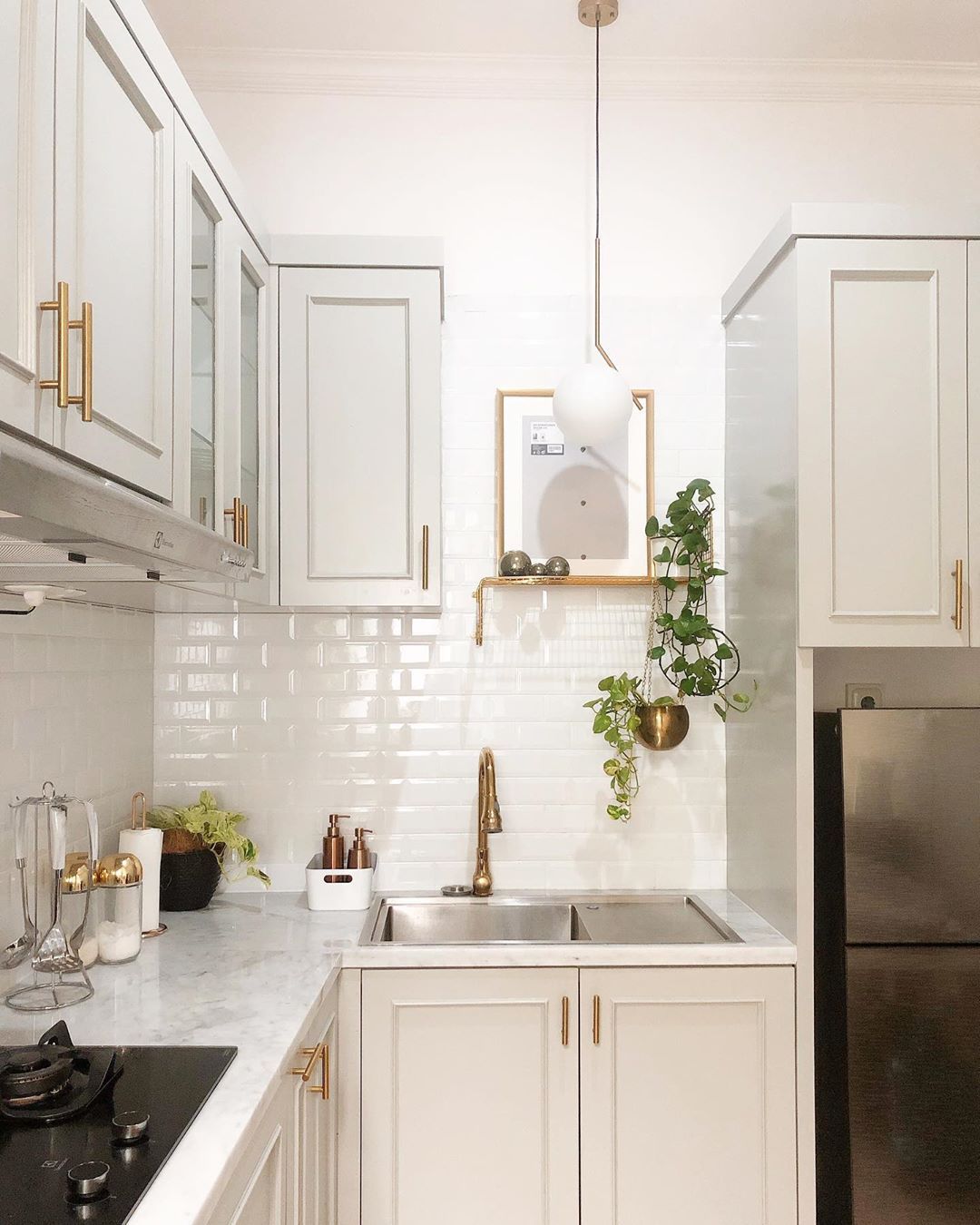Desain Interior Dapur Minimalis Dengan Nuansa Monokrom Yang