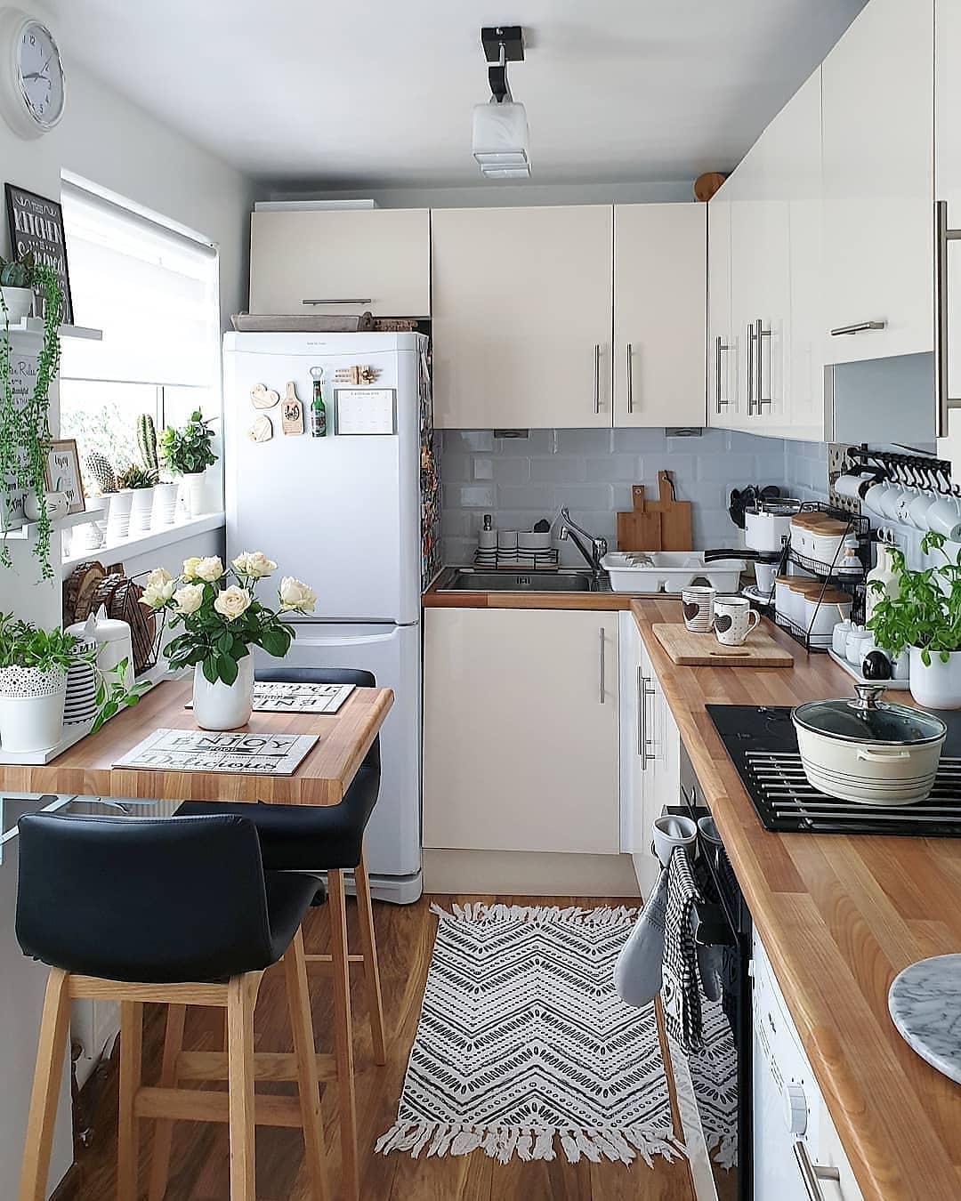 Desain Interior Dapur Minimalis Dengan Warna Warna Netral Berpadu Dengan Aksen Kayu Inspirasi Desain Rumah Terkini
