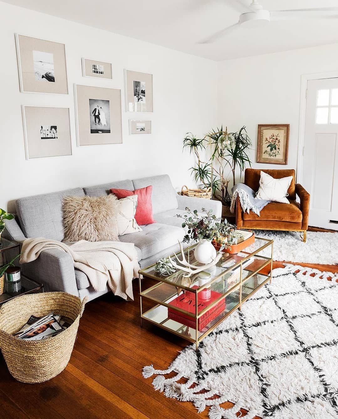 Desain Ruang Tamu Minimalis Modern Kesan Klasik dengan White Interior