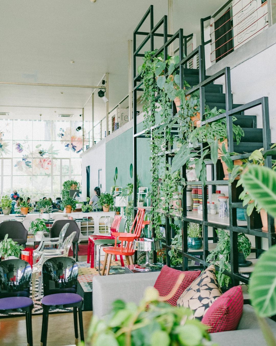 Desain Interior Coworking Space Sekaligus Coffee Shop Dengan Tema Alam Yang Didominasi Warna Hijau Inspirasi Desain Rumah Terkini