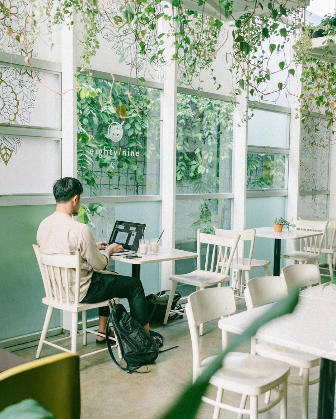 Desain Interior Coworking Space Sekaligus Coffee Shop dengan Tema Alam