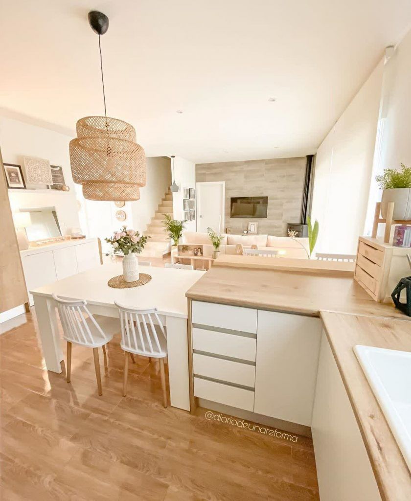 Desain Interior Dapur Dan Ruang Makan Yang Menyatu Dengan Kombinasi Warna Putih Dan Kayu