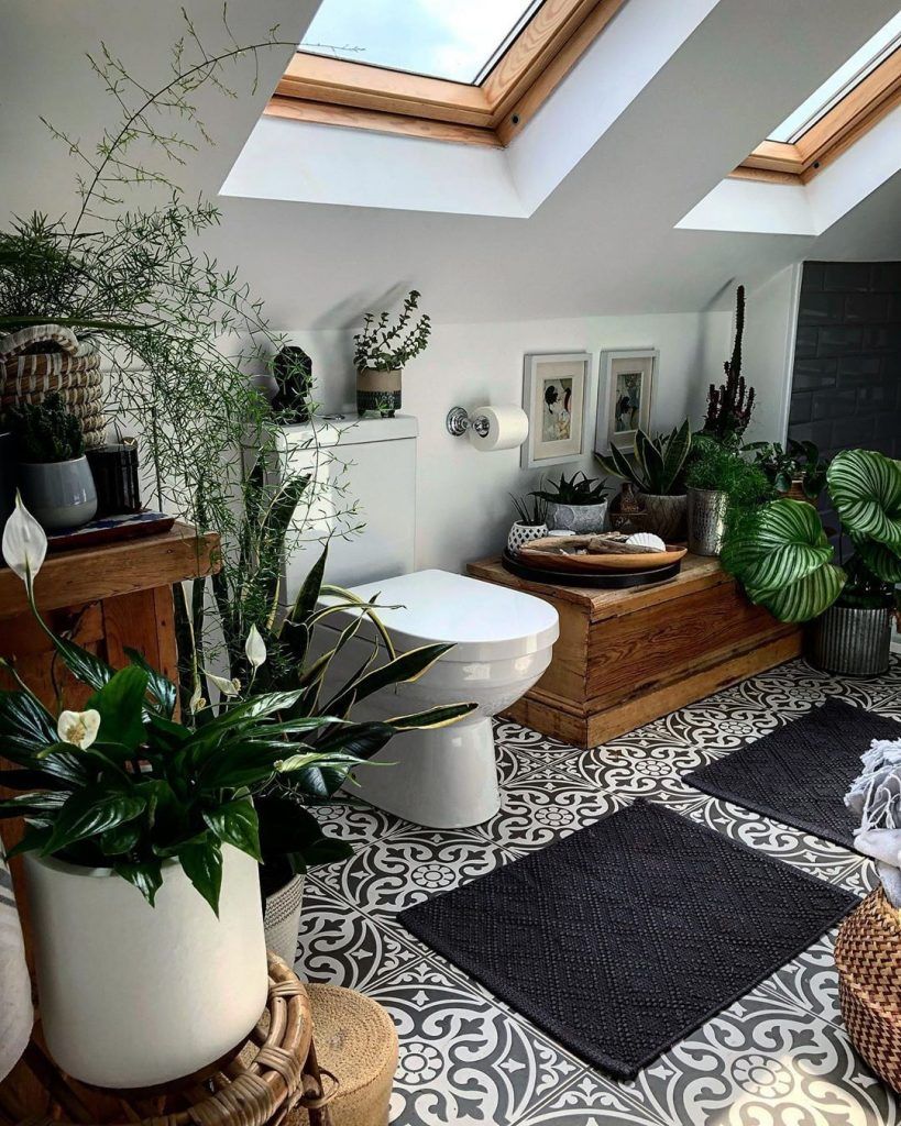 Desain Interior Kamar Mandi Gaya Bohemian Eklektik dengan Indoor Plants