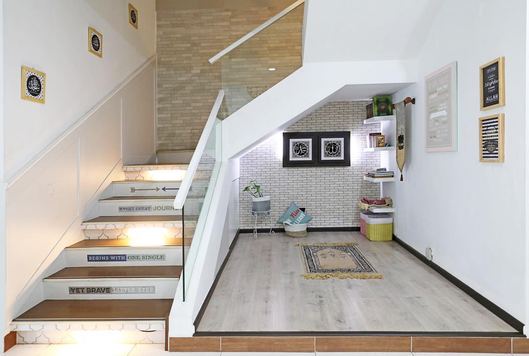 Desain Interior Mushola Minimalis Bawah Tangga Di Dalam Rumah Yang Simpel Dan Tak Memakan Tempat Inspirasi Desain Rumah Terkini